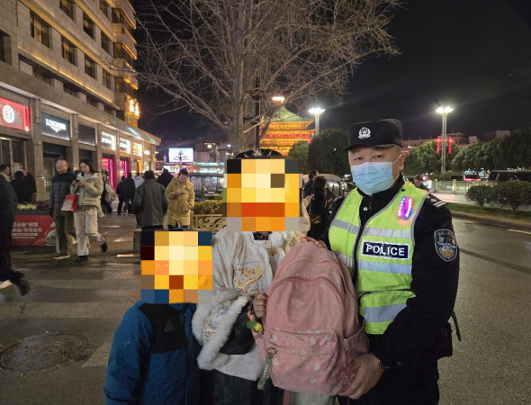 心司机捡拾游客背包 陕西省西安市公安局公交分局民警接力迅速发还 