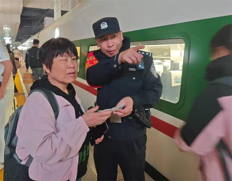 站台引导旅客乘车.jpg