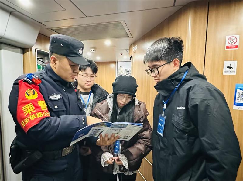 向列车志愿者讲授反诈知识.jpg