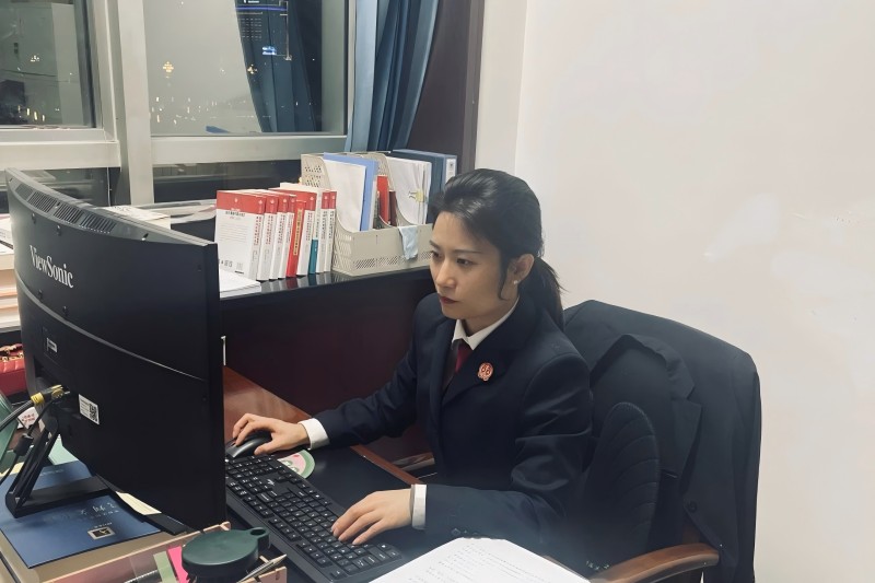 甘肃省庆阳市中级人民法院民三庭副庭长郭振华：法袍护正义 法徽耀芳华