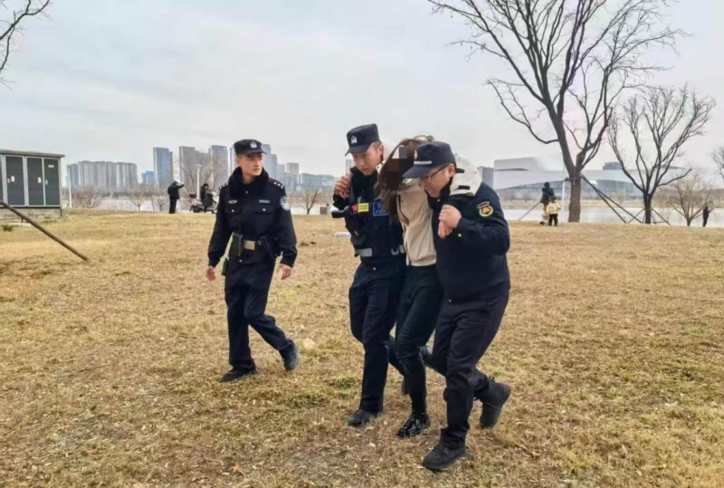 陕西西安市公安局：有“警”无险！女子意欲轻生 民警及时救援