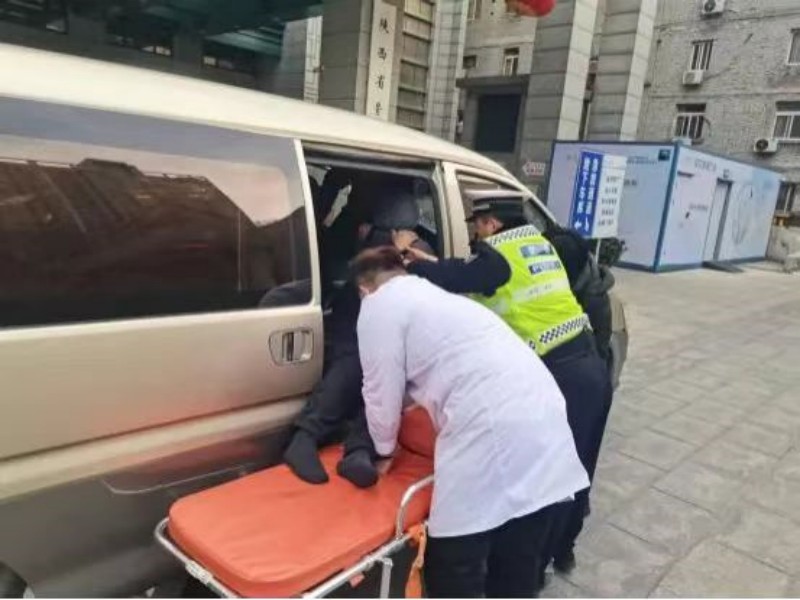 陕西西安市公安局："警"急护送腰椎骨折老人就医