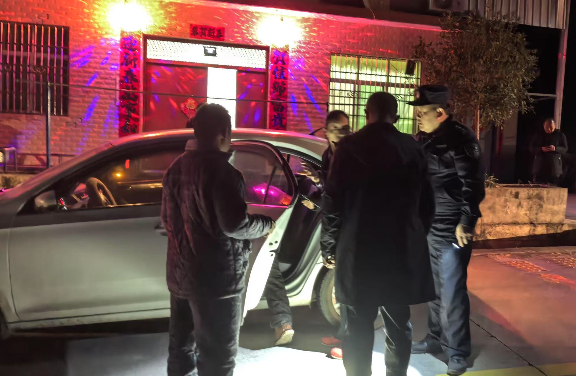 陕西旬阳铜钱关：77岁老人迷路寒夜蜷路边，“警民群”瞬间助力把家归