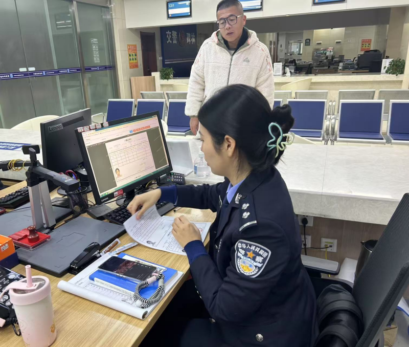 新春佳节“警”相随  户政服务不停歇 西安市公安局治安管理局组织做好春节假期全市户政便民服务