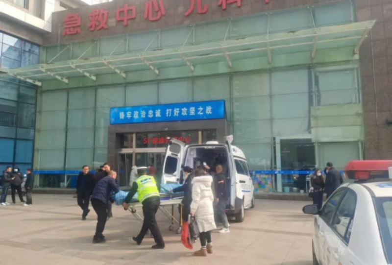陕西省西安市公安局连心警务：民警开辟“生命通道” 护送危重病人就医