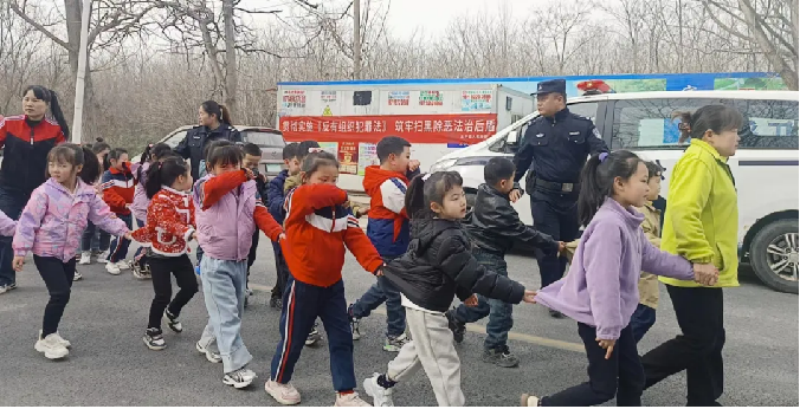 陕西省西安市公安局预防警务 | 警校携手筑防线 开展校车消防安全疏散演练