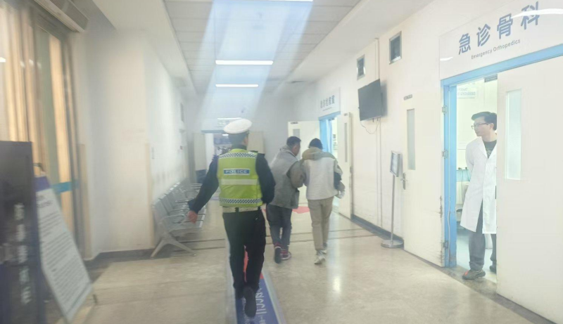 用速度传递温暖，陕西省西安市西咸交警紧急护送断指儿童就医