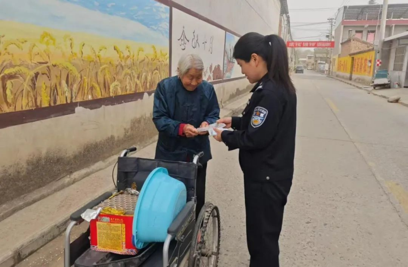 陕西省西安市公安局连心警务：户籍窗口架起为民“连心桥”