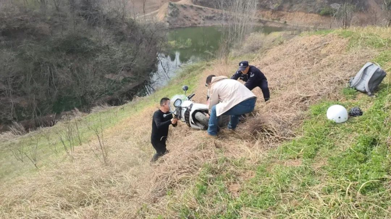 陕西省西安市公安局连心警务：争分夺秒！民警紧急救助坠落山沟游客