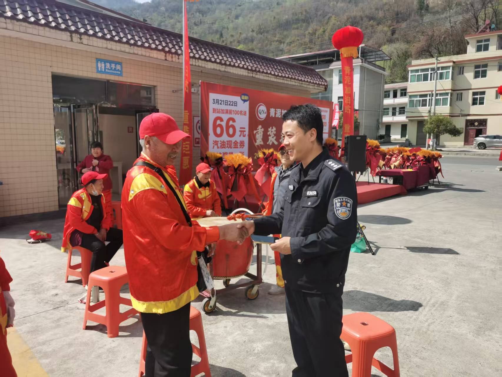 陕西旬阳市：警徽熠熠“太极城”