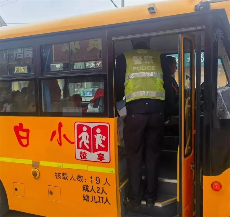 陕西甘泉县公安局交警大队：开展校车安全检查 守护学生出行安全 