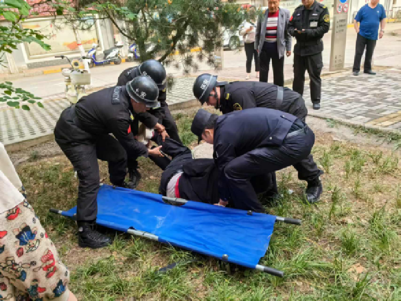 陕西省西安市公安局：醉酒男子意识迷糊  民警暖心助其回家