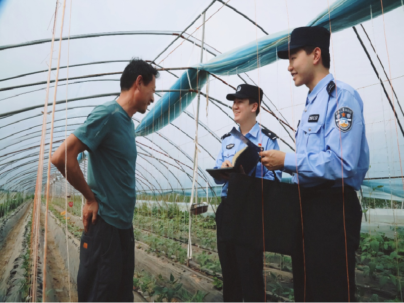 陕西省西安市公安局：护航春耕“警” 相随 播撒连心“平安种”