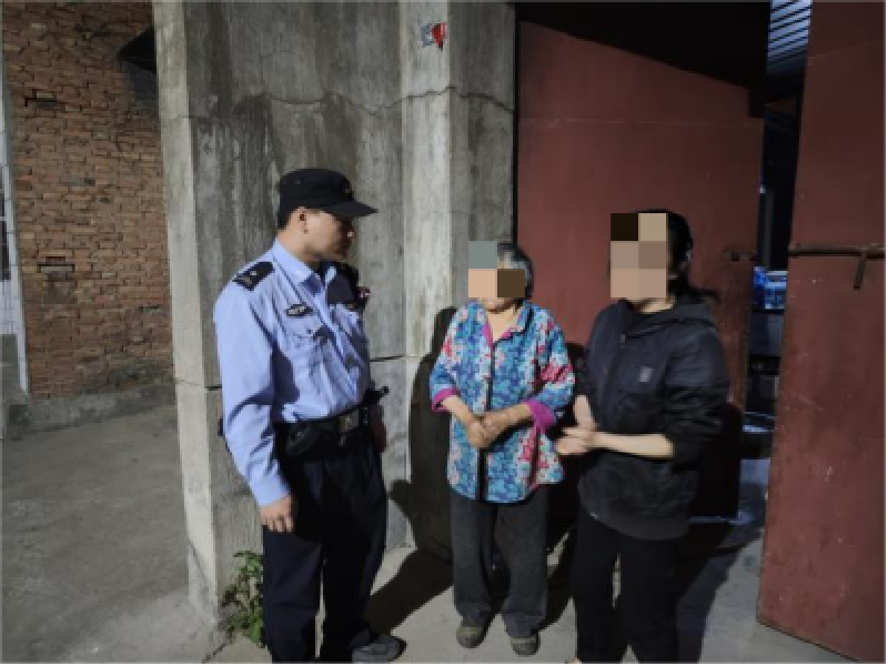 陕西省西安市西咸民警照亮迷途老人归家路