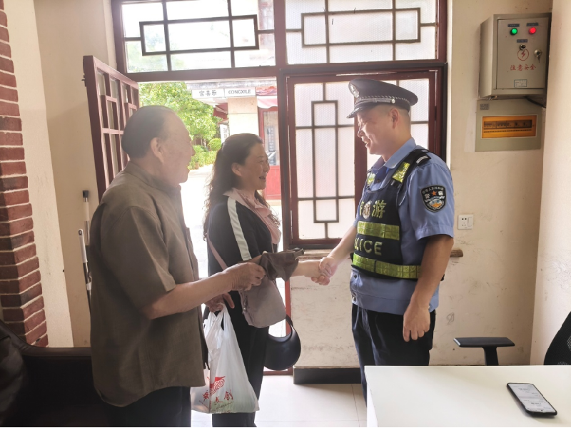 陕西省西安市临潼旅警以游客为中心 连续帮游客找回两部手机