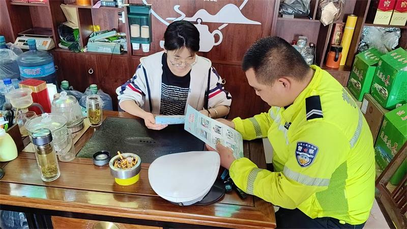 陕西延安市洛川县公安局交警大队：为个体商户系紧交通安全“纽带”