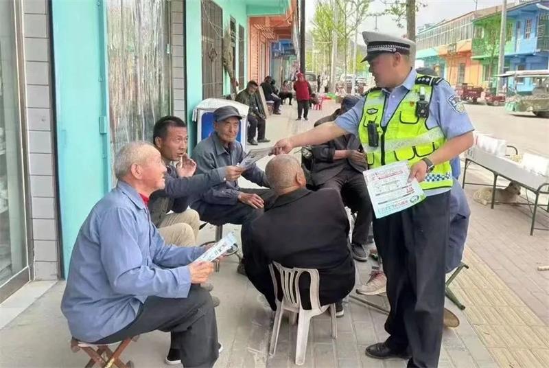 陕西延安市甘泉县公安局交警大队开展防灾减灾与交通安全宣传活动 