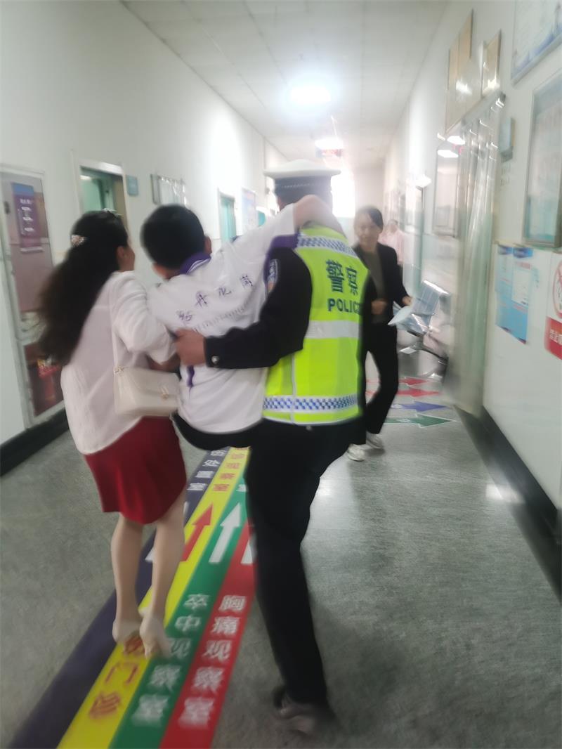 孩子突发身体不适，陕西延安市志丹公安火速护送其就医