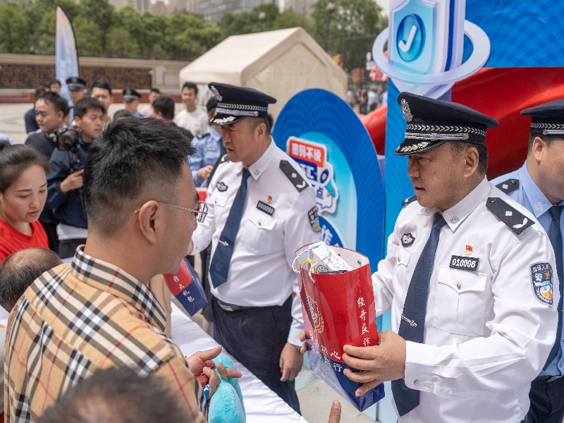 反诈宣传出新招 警民共筑防骗墙——陕西省西安公安“5·17”世界电信日创新开展反诈宣传活动