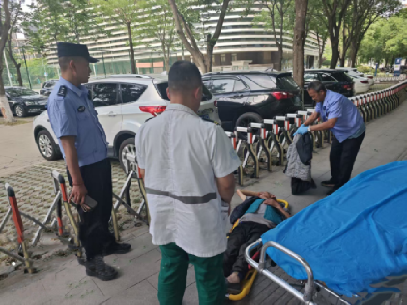高温下的“警”色守护：陕西省西安市航天公安紧急救援一名中暑老人