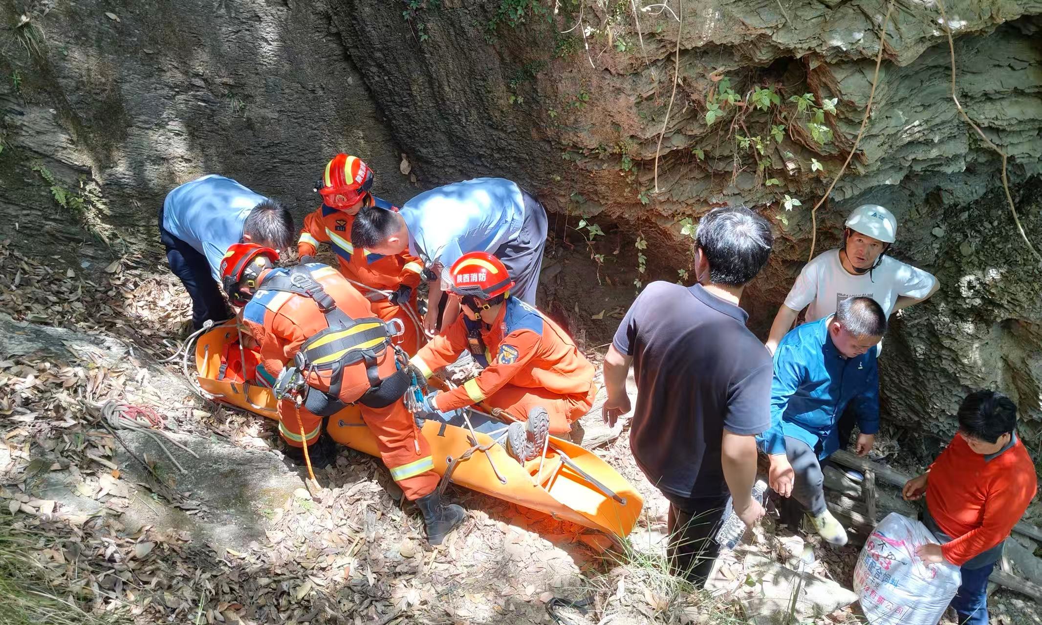 群众不慎跌落山崖，陕西平利公安“警”急救援