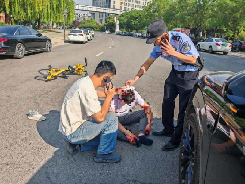 警民携手  紧急救助——陕西省西安市高新巡特警紧急救助交通事故中受伤群众