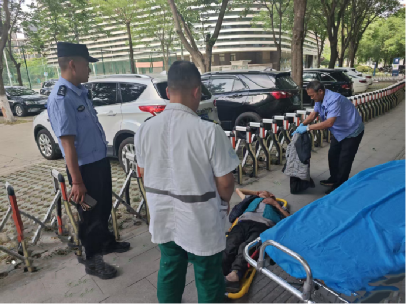 高温下的“警”色守护：陕西省西安市航天公安紧急救援一名中暑老人