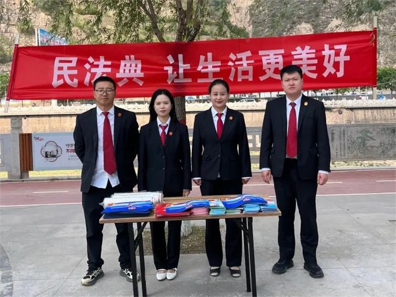 陕西延安市吴起县法院开展“民法典宣传月”主题活动：法治春风进公园，法典护航千万家 