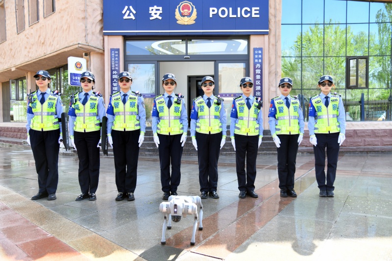 甘肃省张掖市临泽县公安：科技赋能，女警巡逻队携机器狗亮相七彩丹霞景区