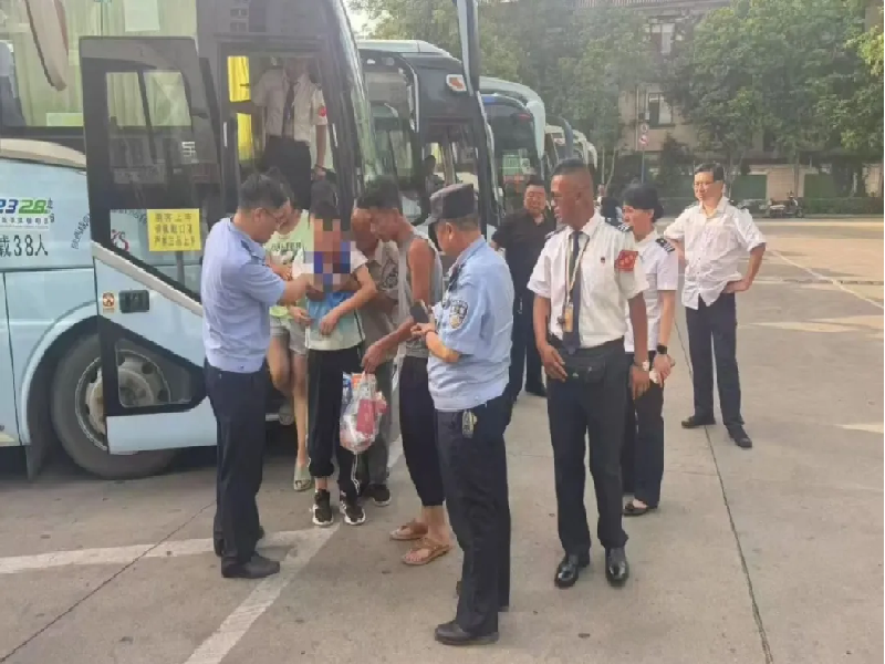 陕西省西安市公安局：警民联动，4小时找回负气出走男孩