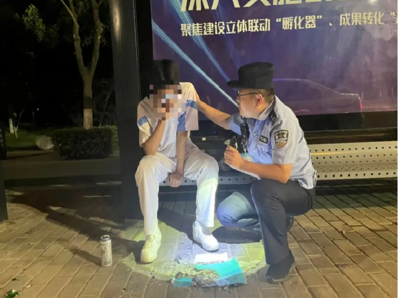 陕西省西安市公安局连心警务｜民警深夜救助出走学生，温情化解“心结”