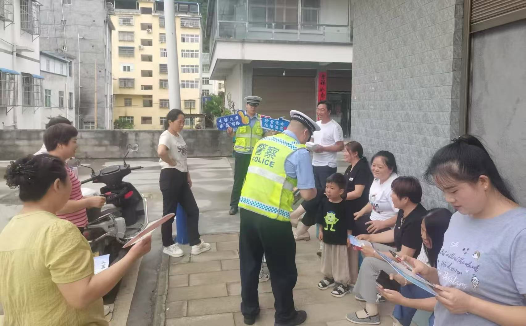 陕西白河交警扎实开展“安全生产月”交通安全宣传活动