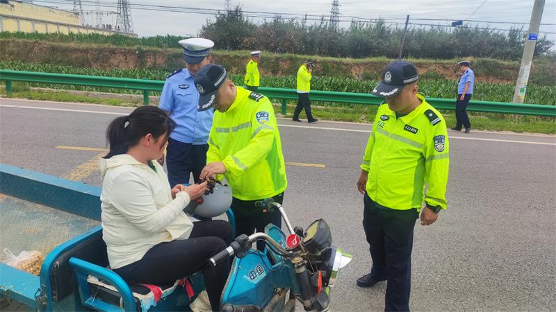 陕西延安市洛川县公安局：交警下沉路面 强力整治电动车三轮车