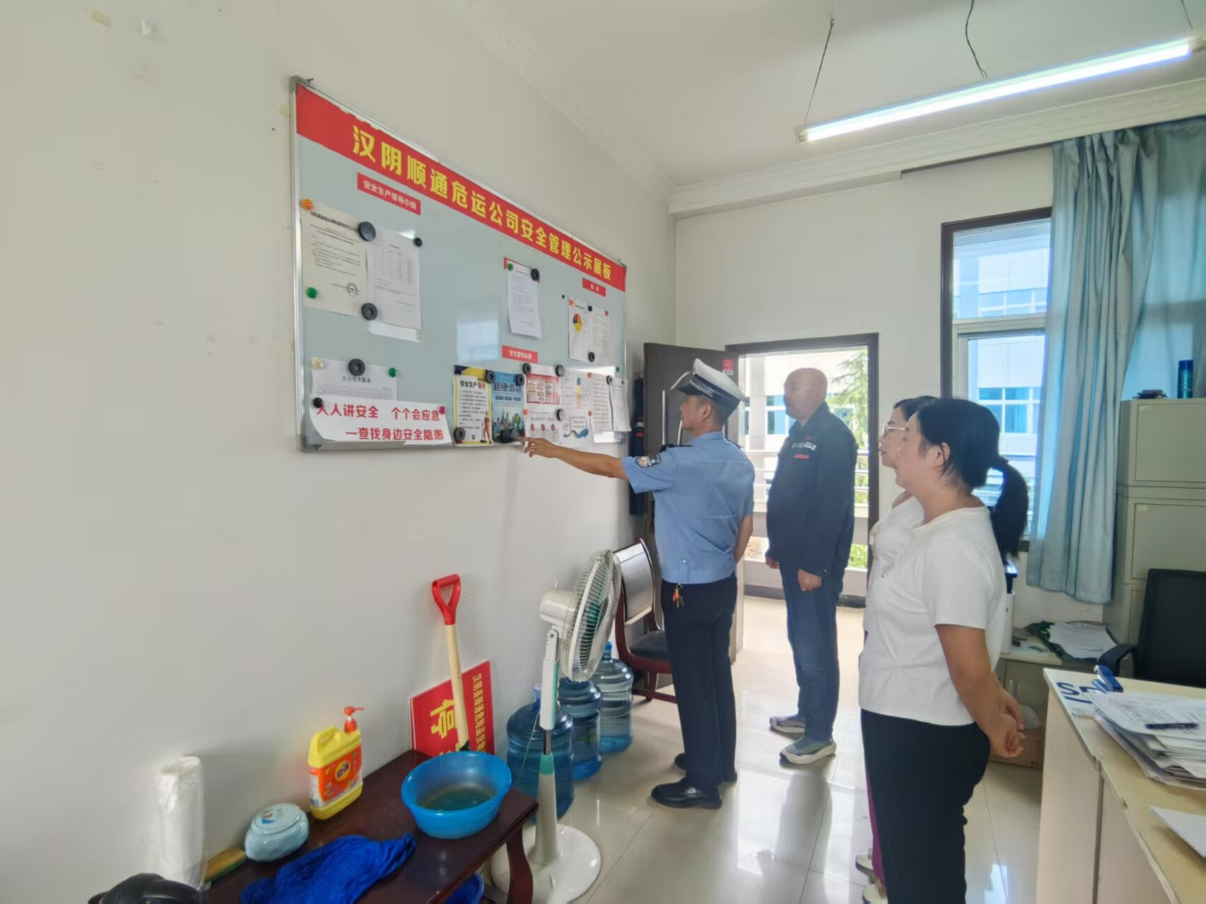 陕西汉阴交警：“点线面”结合打好暑期交通安全组合拳