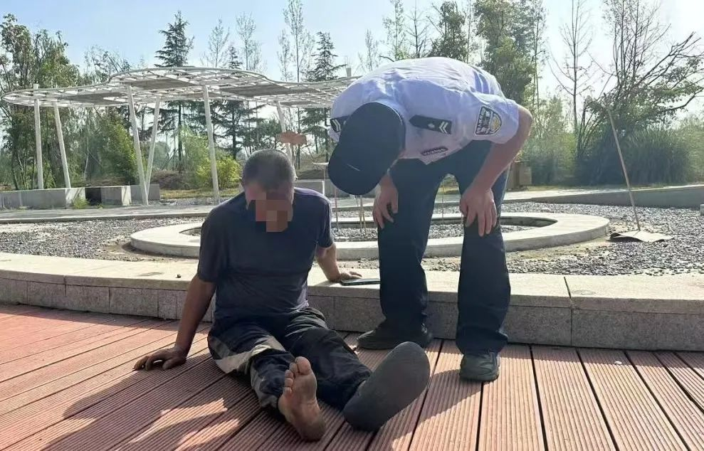 陕西省西安市公安局连心警务 | “警”急救助路边醉倒老人  