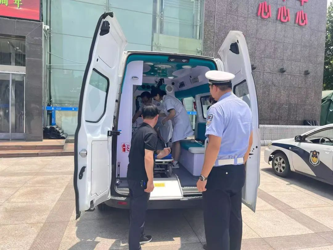 陕西省西安市公安局连心警务 | 民警21分钟护送危重患者转院