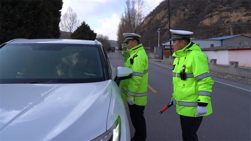 交警张迪（左）与同事检查过往车辆的行车安全_proc.jpg