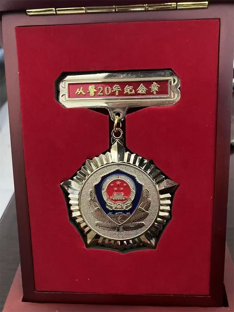 张华荣获从警20年纪念章 (2)_proc.jpg