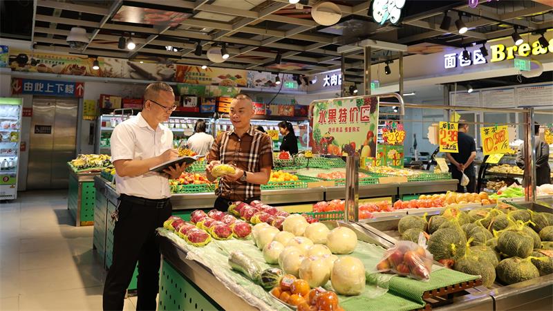 李战(右)和超市经理正在查看生鲜品质。_proc.jpg