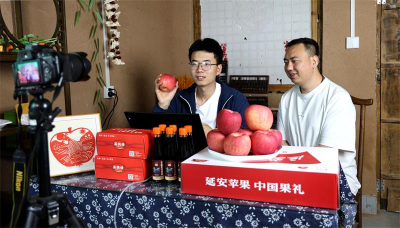 呼鹏(右)利用直播带货模式,拓展线上销售渠道。_proc.jpg