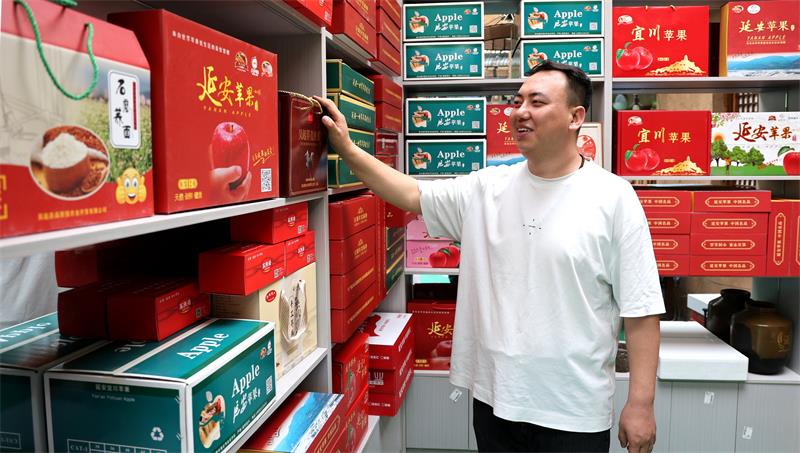 呼鹏正在查看苹果、荞麦醋等陕北特产。_proc.jpg