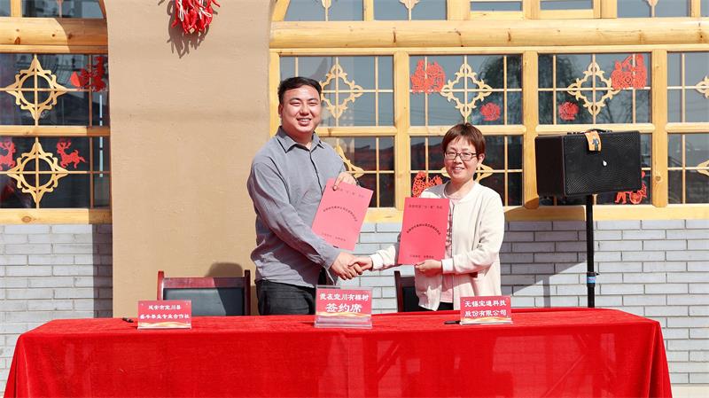 呼鹏(左)与无锡企业代表签订“我在宜川有棵树”认领协议_proc.jpg
