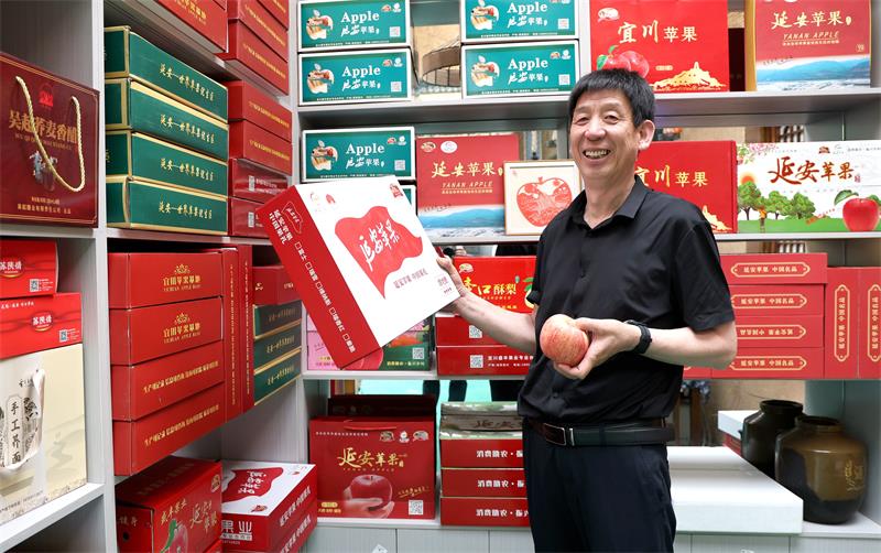 呼永祥介绍新设计的苹果礼盒。_proc.jpg