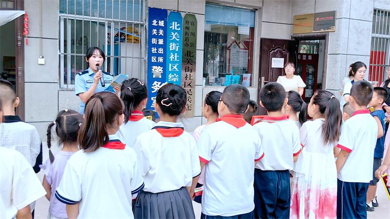 宜川县公安局交通管理大队党员向孩子们生动讲解交通安全知识。_proc.jpg
