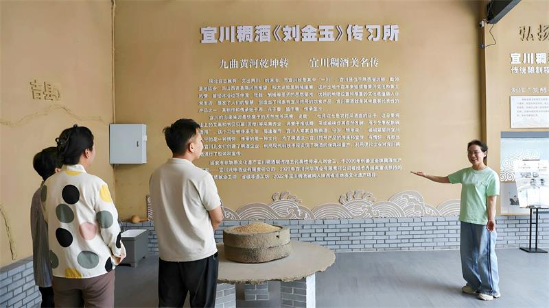 刘金玉(右)在传习所讲述稠酒文化。_proc.jpg