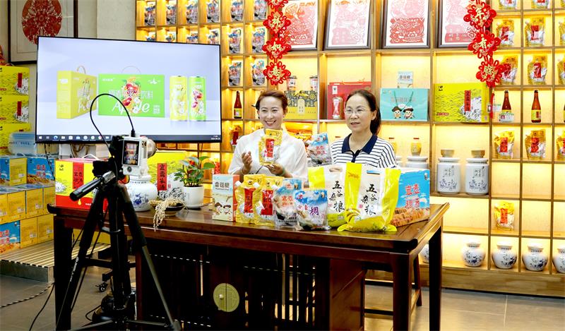 刘金玉(右)走进直播间向网友推介宜川农特产品_proc.jpg