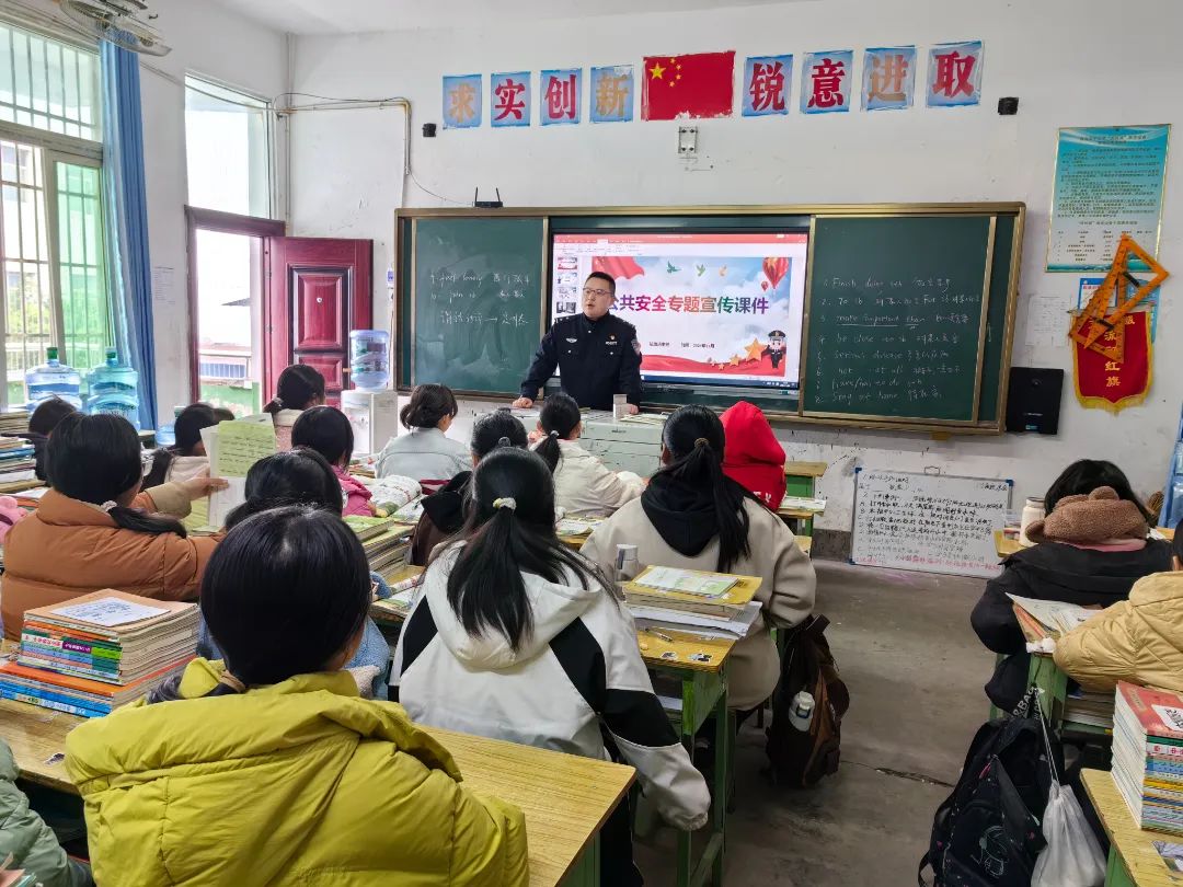 _法治副校长余若恺走进伏龙小学.jpg _法治副校长余若恺走进伏龙小学.jpg