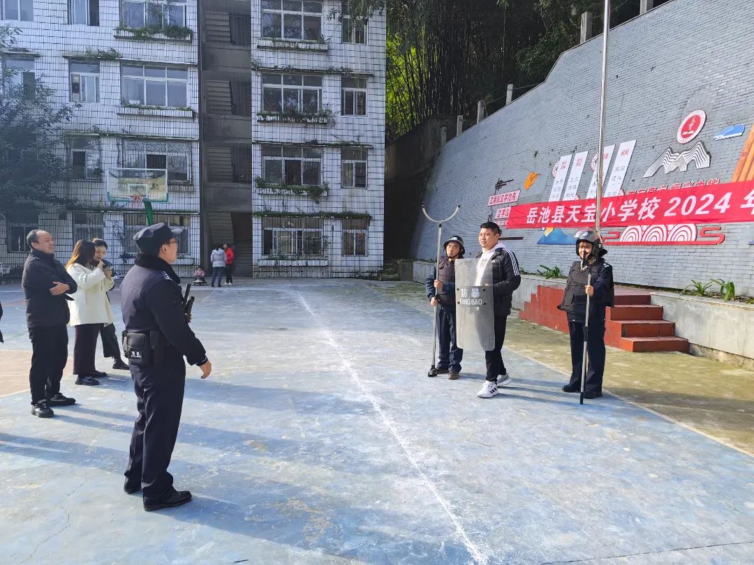 法治副校长王鸿彦走进天宝小学.jpg 法治副校长王鸿彦走进天宝小学.jpg