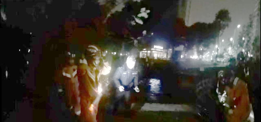 成都一女子酒后跳河轻生 辅警英勇一跃挽回年轻生命