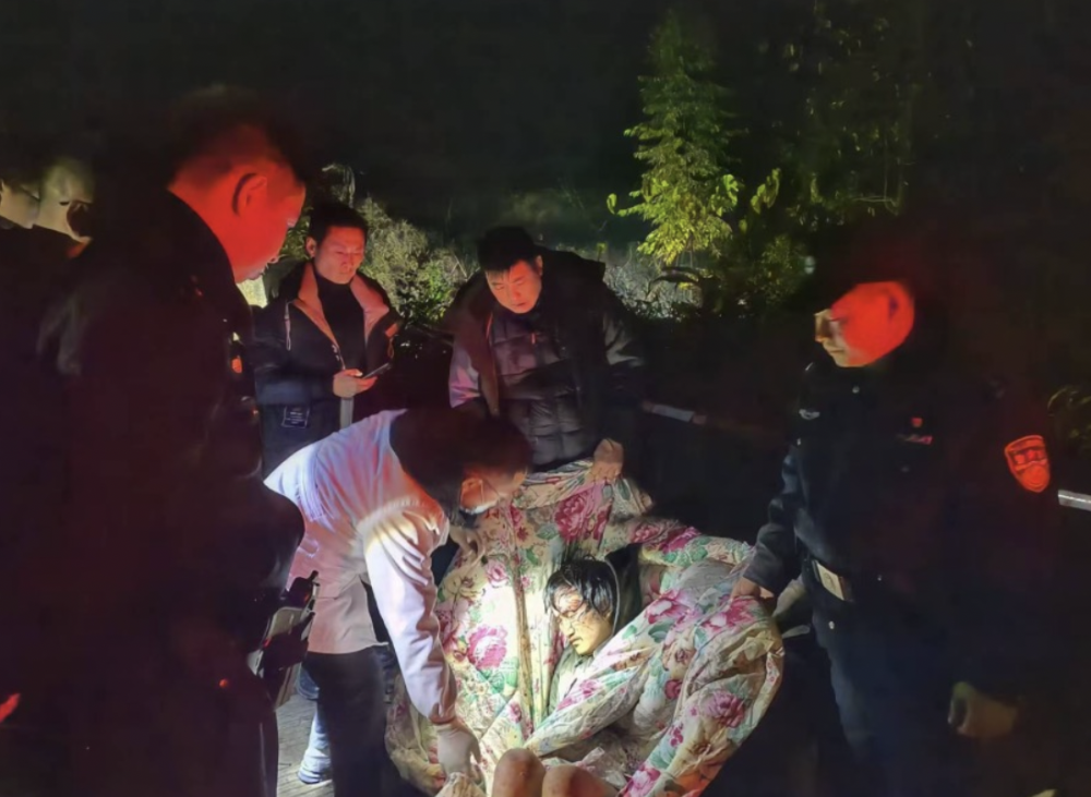 四川乐山马边一男子失足坠崖 警民携手寒冬暗夜成功营救